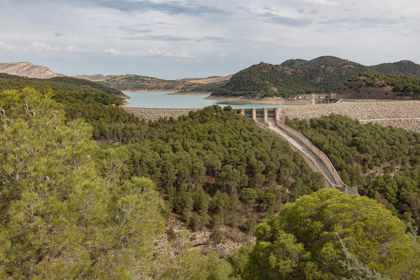 The turquoise water of the El Chorro lakes