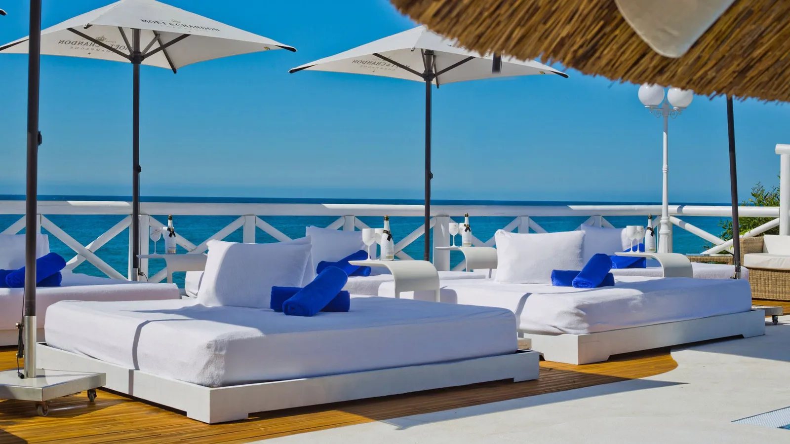 VIP beds with sea views at El Oceano