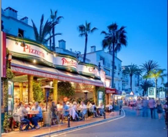 Evening buzz outside Pizzeria Picasso